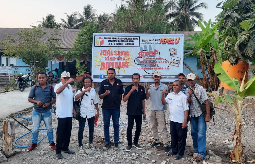 Lakukan langkah inovatif, Panwaslu Amfoang Utara Pasang Baliho Anti Politik Uang