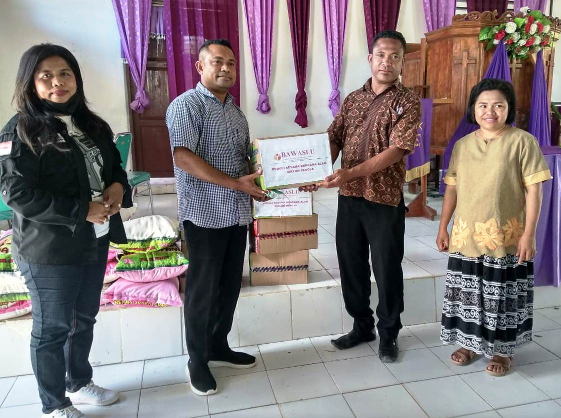 Bawaslu Kabupaten Kupang Salurkan Bantuan Kepada Korban Badai Siklon Tropis Seroja