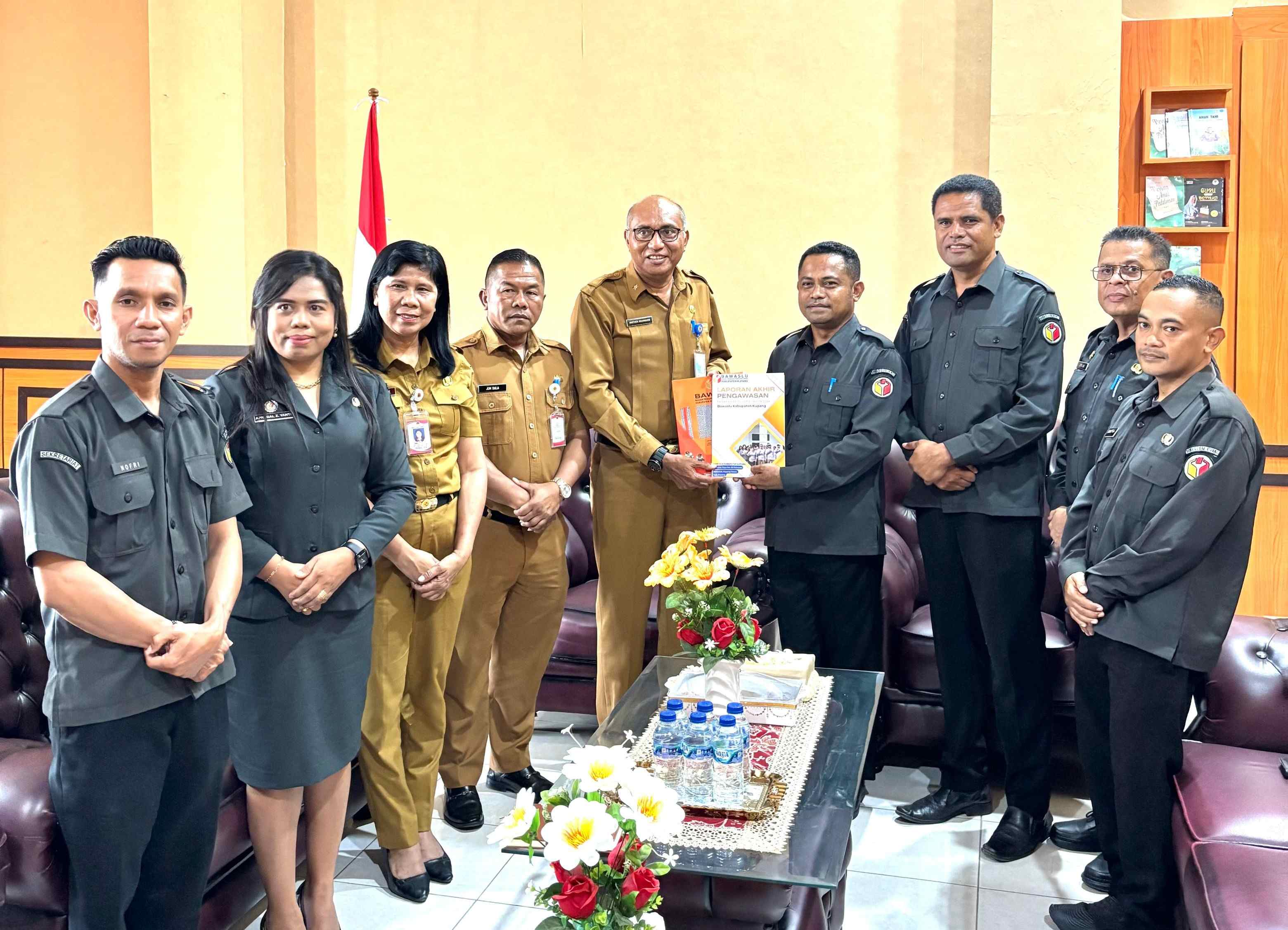 Bawaslu Kab Kupang Serahkan Laporan Akhir Pengawasan Pilkada 2024 Kepada Plt. Sekda Kabupaten Kupang