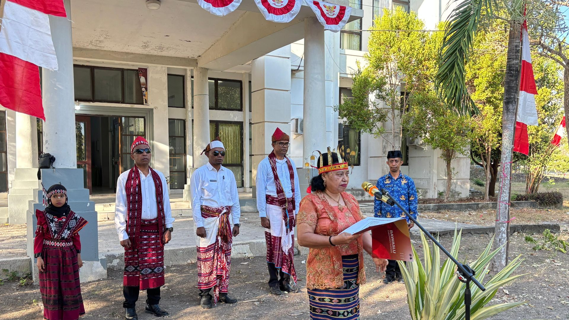 Maria Yulita Sarina Pimpin Upacara HUT RI ke-80 di Bawaslu Kabupaten Kupang