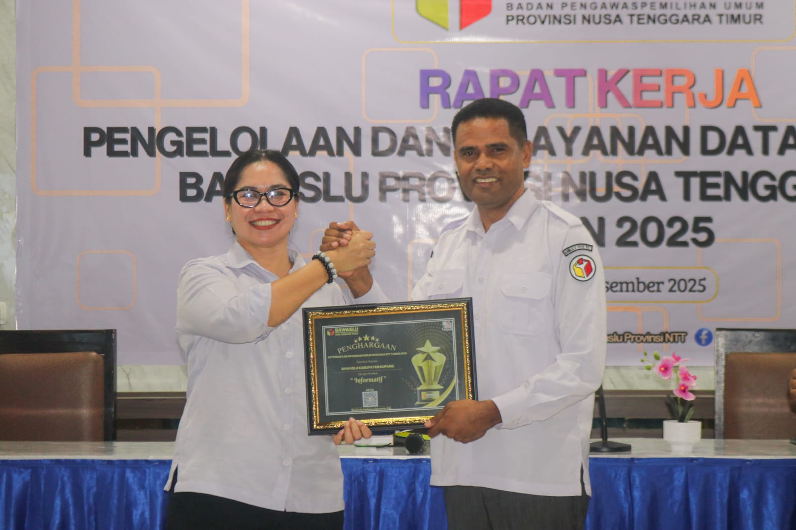 Bawaslu Kabupaten Kupang Raih Predikat Informatif pada Anugerah Keterbukaan Informasi Publik 2025