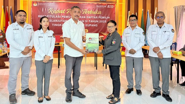 Anggota Bawaslu Kabupaten Kupang, Maria Yulita Sarina saat menerima Berita Acara Rekapitulasi Pemutakhiran Data Pemilih Berkelanjutan Triwulan IV dari KPU Kabupaten Kupang