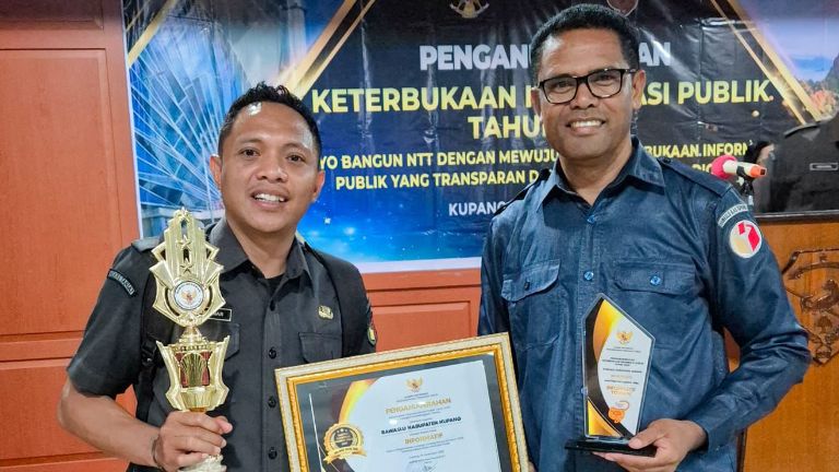 Anggota Bawaslu Kabupaten Kupang, Adam Horison Bao bersama staf saat menerima penghargaan kategori informatif dan Bawaslu Kabupaten terbaik.