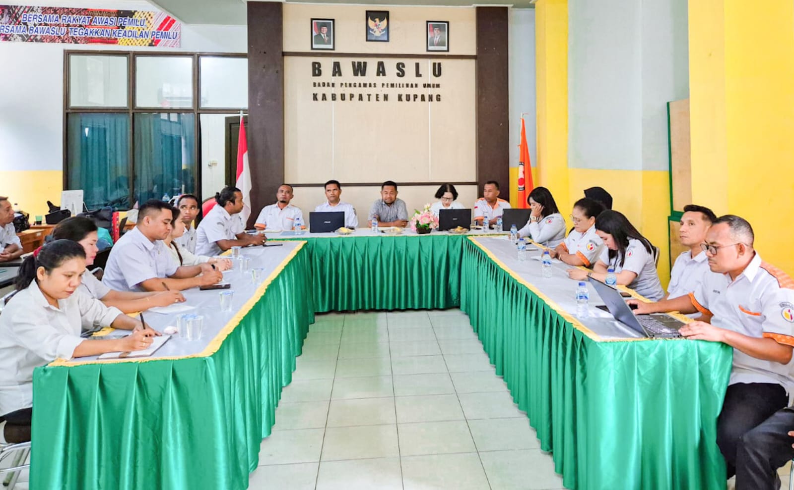 Melalui Rapat Evaluasi Kinerja, Bawaslu Kabupaten Kupang Perkuat Koordinasi dan Sinergi Internal