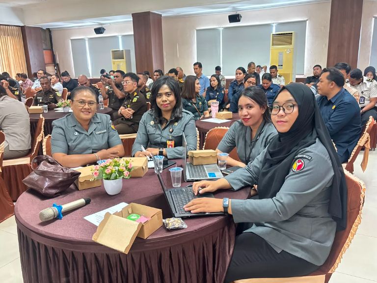 Kepala Sub Bagian Administrasi Apredal Zeryanti Tefu, S.ST, Bendahara Pengeluaran Amelia A. Runesi, S.IP, serta Staf Pengelola Keuangan Bawaslu Kabupaten Kupang saat mengikuti Sosialisasi dan Bimtek Penyelesaian Rekonsiliasi Eksternal, Penyusunan Laporan KEuangan, dan Laporan Pertanggungjawaban Bendahara Pengeluaran