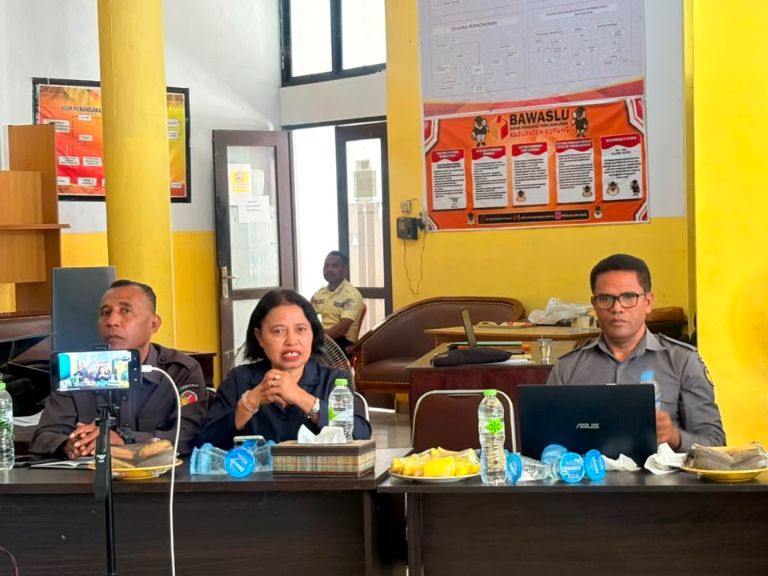 Anggota Bawaslu Kabupaten Kupang Jakaria Senin, S.Sos, Maria Y. Sarina, SE dan Adam Horizon Bao, S.H. saat pembukaan kegiatan Rapat Pengelolaan dan Pelayanan Data dan Informasi Publik