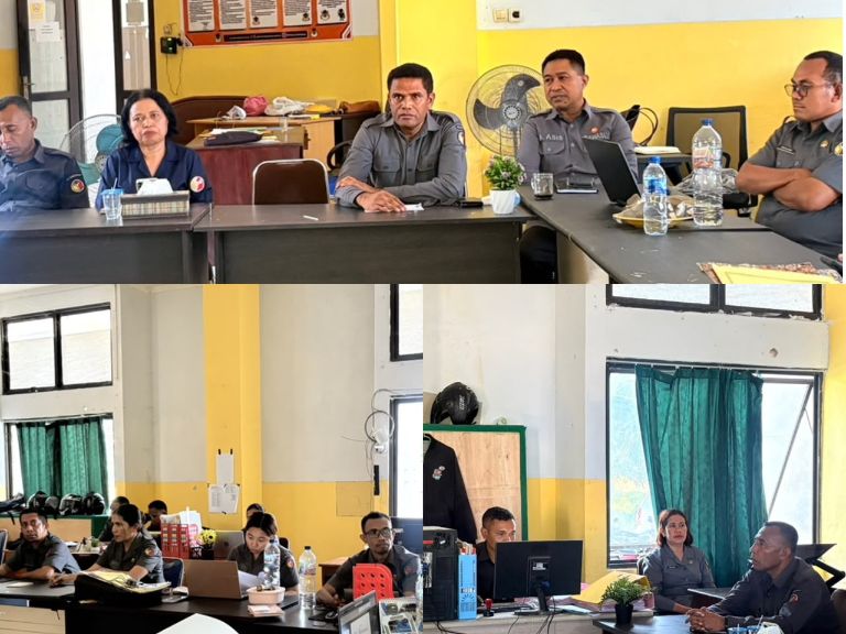 Suasana rapat persiapan Bawaslu Goes to School  di aula Kantor Bawaslu Kabupaten Kupang 