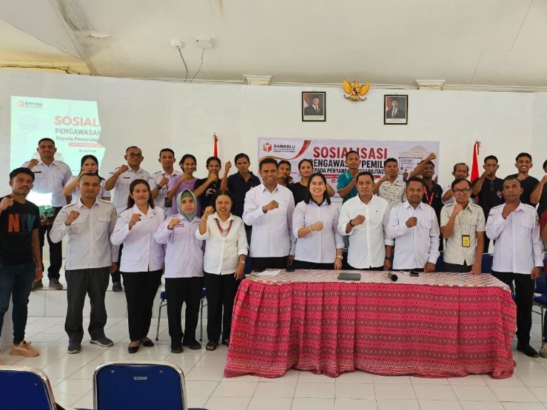 Jajaran Bawaslu Kabupaten Kupang dan Anggota Bawaslu Provinsi Nusa Tenggara Timur Foto bersama peserta Sosialisasi Pengawasan Pemilu kepada Penyandang Disabilitas di Sentra Efata Kupang
