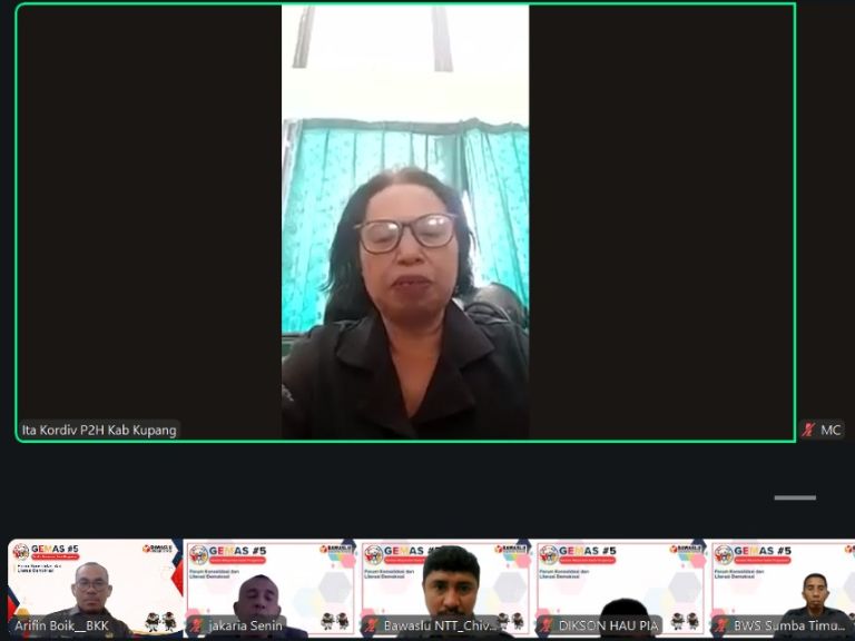 Hasil Tangkapan layar saat Koordinator Divisi Pencegahan, Partisipasi Masyarakat, dan Hubungan Masyarakat Bawaslu Kabupaten Kupang, Maria Y. Sarina, S.E., menyampaikan pengantar pada kegiatan Gemas Edisi V