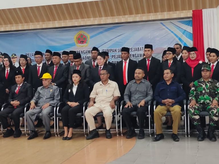 Ketua Bawaslu Kabupaten Kupang Marthoni Reo, S.H. saat mengadiri Pelantikan dan Pengukuhan Pejabat Pemerintah Kabupaten Kupang Tahun 2026