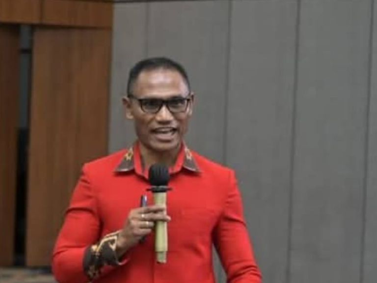 Dr. Mikhael Feka, S.H., M.H Akademisi Universitas Katolik Widya Mandira (Unika) Kupang saat menjadi Narasumber pada kegiatan Gemas Edisi #5