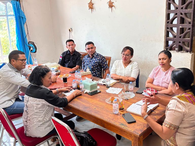 Suasana diskusi dalam kegiatan Konsolidasi Demokrasi antara Bawaslu Kabupaten Kupang dan Bengkel APPEK NTT.