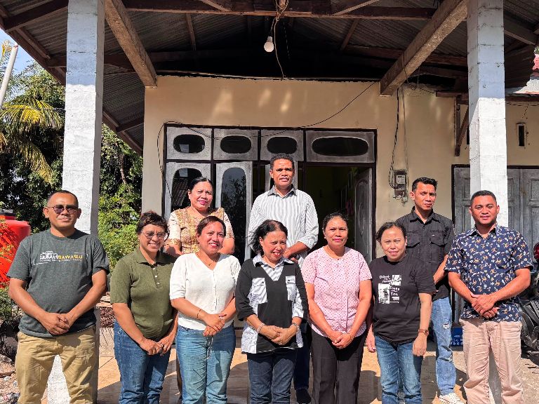 Jajaran Bawaslu Kabupaten Kupang bersama Bengkel APPEK NTT berfoto bersama usai pelaksanaan kegiatan Konsolidasi Demokrasi di Kabupaten Kupang.