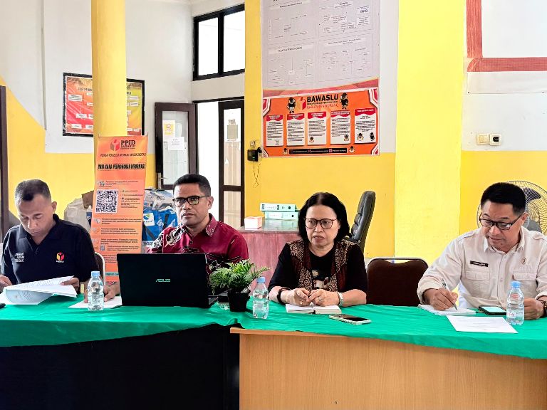 Jajaran Pimpinanan Bawaslu Kabupaten Kupang saat mengikuti rapat daring Program Bawaslu Membelajarkan dan Pembahasan Indikator Kinerja Utama (IKU) yang diselenggarakan oleh Bawaslu Provinsi Nusa Tenggara Timur.