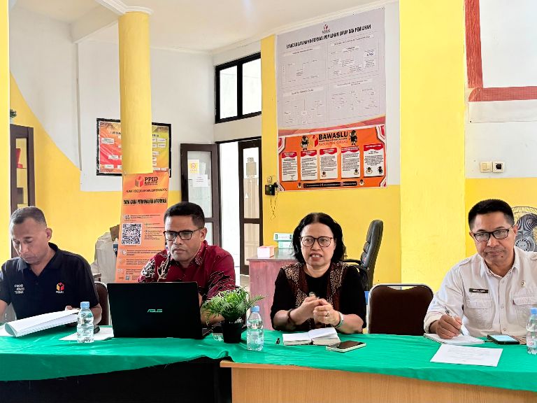 Jajaran Pimpinan Bawaslu Kabupaten Kupang saat memimpin Rapat perdana Tim Pelaksana Program Bawaslu Membelajarkan Tahun 2026