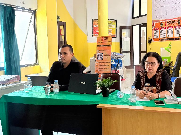 Koordinator Divisi Pencegahan, Partisipasi Masyarakat dan Hubungan Masyarakat (P2H) Bawaslu Kabupaten Kupang Maria Yulita Sarina,S.E. dan Kasubbag Pengawasan Kurniawan Pakpahan, S.T. saat mengikuti zoom Rapat Evaluasi Pencegahan, Partisipasi Masyarakat, dan Pengawasan Pemutakhiran Data Pemilih Berkelanjutan (PDPB) Semester I Tahun 2026.