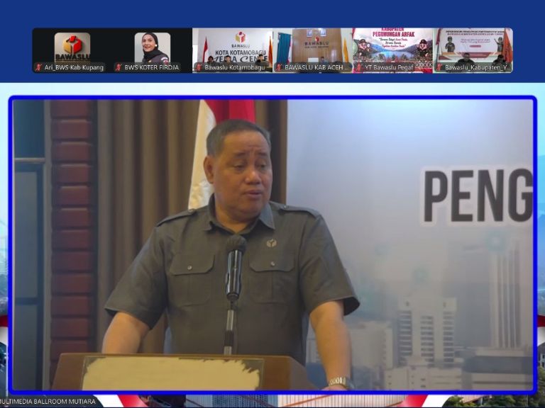 Hasil tangkapan layar saat Anggota Bawaslu Republik Indonesia Koordinator Divisi Sumber Daya Manusia, Organisasi, dan Pendidikan dan Pelatihan, Herwin J.H. Malonda saat memberi sambutan dan membuka kegiatan Sosialisasi Model Evaluasi dan Pengumpulan Data Pendukung Evaluasi Indeks Kerawanan Pemilu (IKP) Tahun 2024