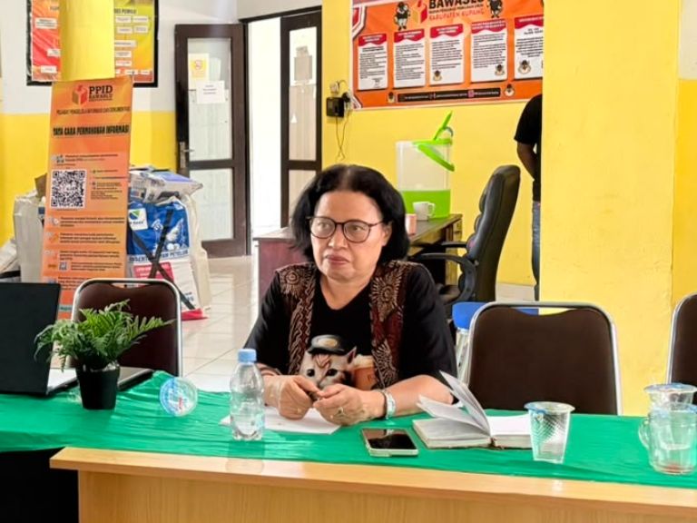 Koordinator Divisi Pencegahan, Partisipasi Masyarakat, dan Hubungan Masyarakat Bawaslu Kabupaten Kupang Maria Yulita Sarina, S.E. saat menyampaikan masukan strategis dalam Rapat Evaluasi Pencegahan, Partisipasi Masyarakat, dan Pengawasan Pemutakhiran Daftar Pemilih Berkelanjutan (PDPB) Semester I Tahun 2026 yang diselenggarakan secara daring melalui Zoom Meeting pada Senin (6/8/2026).