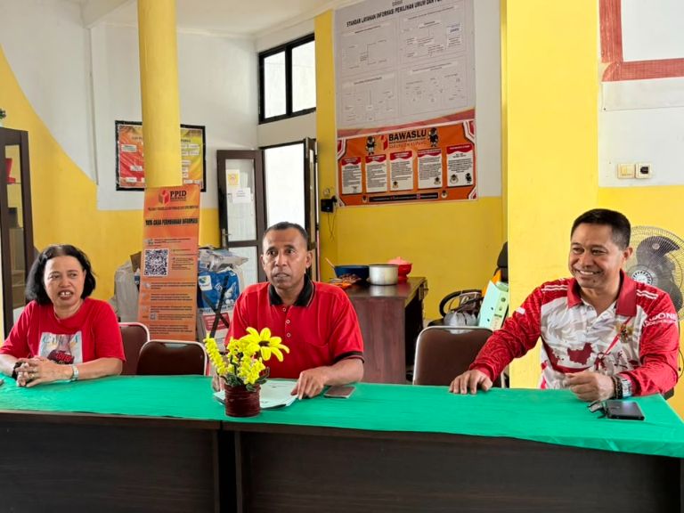 Pimpinan Bawaslu Kabupaten Kupang saat membuka kegiatan Rapat Pengelolaan Layanan Hukum di aula Kantor Bawaslu Kabupaten Kupang