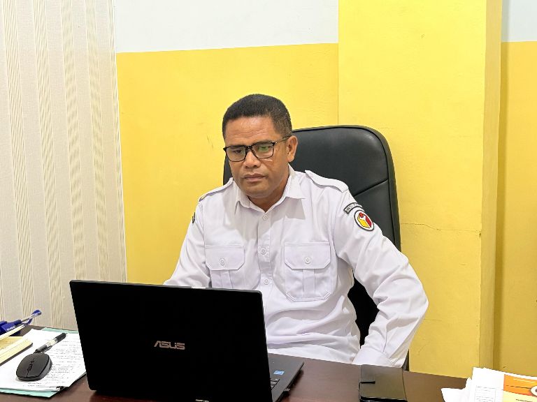 Koordinator Divisi Penanganan Pelanggaran dan Data Informasi Bawaslu Kabupaten Kupang Adam Horison Bao, S.H. saat mengikuti kegiatan  Mingguan Penanganan Pelanggaran (MINGGAR) Edisi XIII secara daring