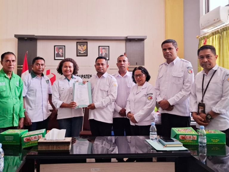 Foto bersama Pimpinan Bawaslu Kabupaten Kupang bersama Jajaran DPC Partai Kebangkitan Bangsa (PKP) Kabupaten Kupang 