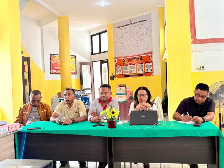 Jajaran Pimpinan Bawaslu saat rapat evaluasi pengelolaan kehumasan, peliputan dan dokumentasi serta informasi publik