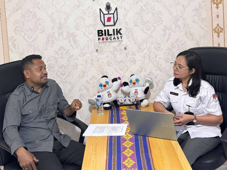 Ketua Bawaslu Kabupaten Kupang Marthoni Reo, S.H. saat menjadi Narasumber dalam Podcast KPU Kabupaten Kupang