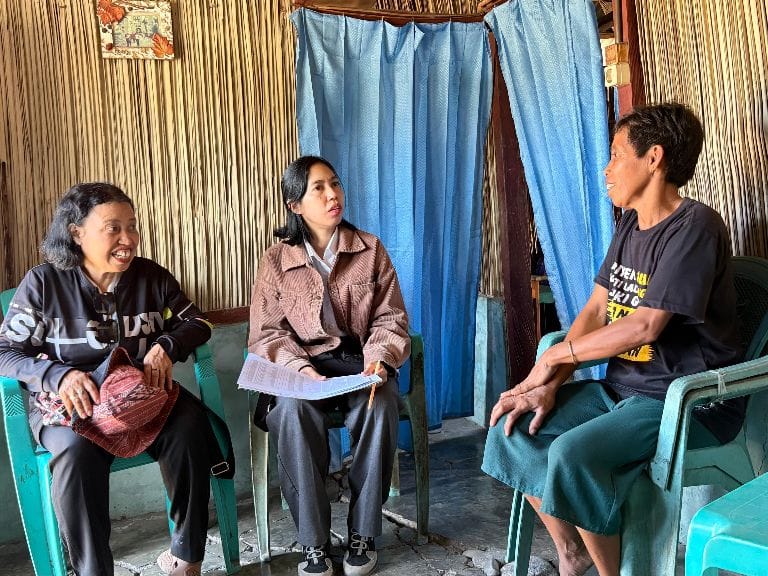 Koordinator P2H Bawaslu Kabupaten Kupang Maria Yulita Sarina, S.E saat melakukan pengawasan pepencocokan dan penelitian (coktas) terhadap pemutakhiran data pemilih berkelanjutan yang dilaksanakan KPU Kabupaten Kupang di Kelurahan Oesao