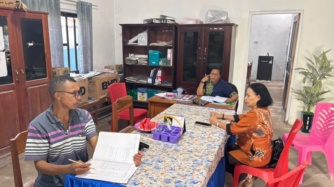 Koordinator Divisi P2H Bawaslu Kabupaten Kuoang Maria Yulita Sarina, S.E bersama Pemerintah Desa saat melakukan Konsolidasi Demokrasi dan Uji Petik di Desa Baumata