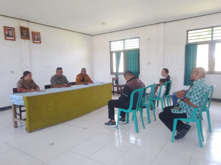 Koordinator Divisi SDMO dan Diklat Suhardin Anas, Kepala Subbagian Hukum, Humas Data Informasi Vrida Selan bersama staf serta Pemerintah Kelurahan Naibonat dihadiri oleh Lurah, Sekretaris dan jajaran saat melakukan Konsolidasi Demokrasi