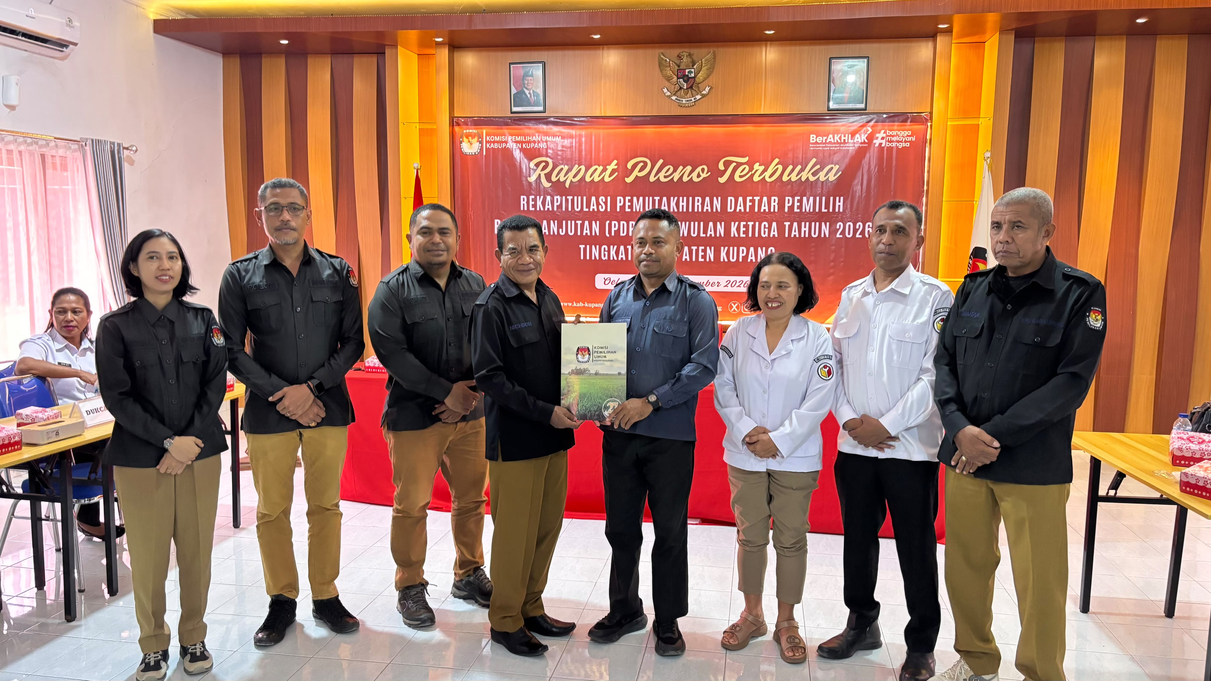 Ketua dan Anggota Bawaslu Kabupaten Kupang saat menerima Berita Acara Pleno Pemutakhiran Data Pemilih Berkelanjutan d KPU Kabupaten Kupang. 