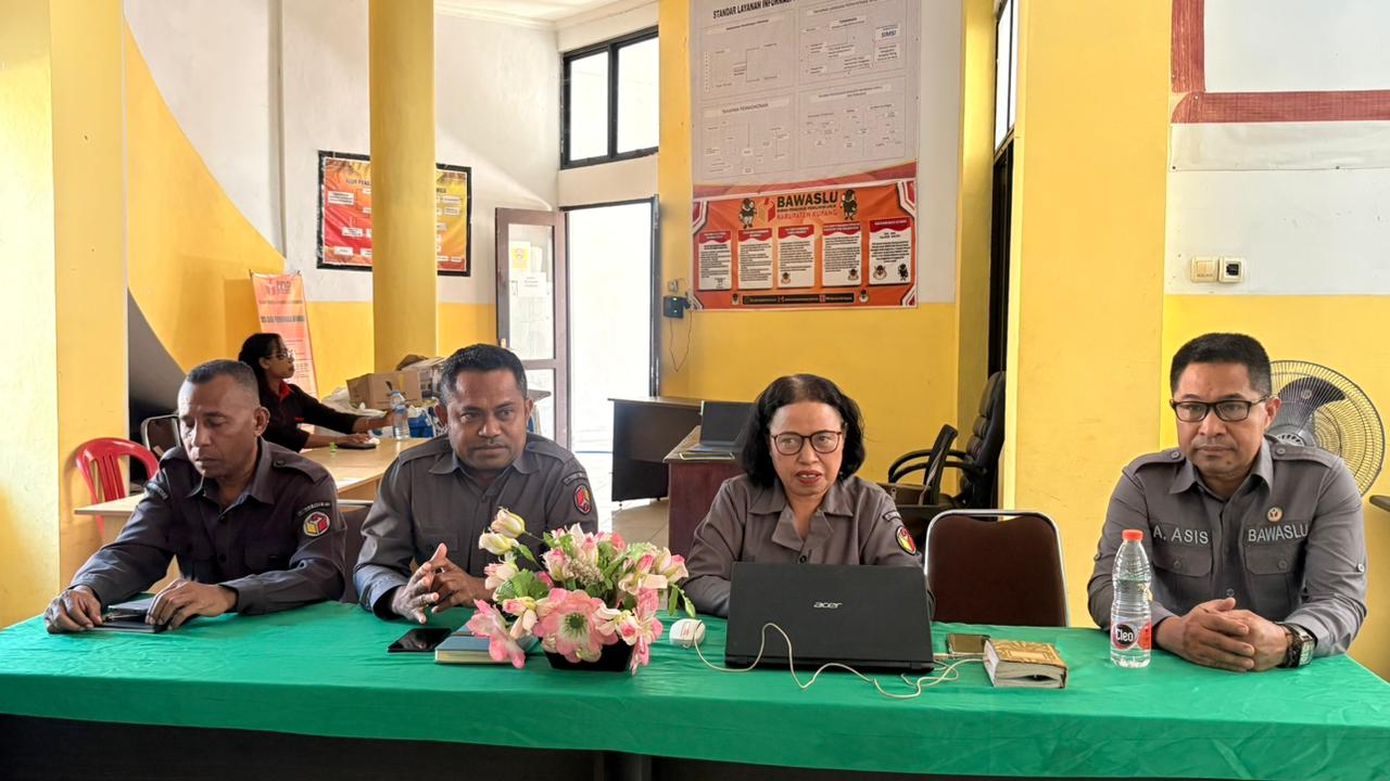 Jajaran Pimpinan Bawaslu Kabupaten Kupang saat memimpin rapat optimalisasi peran Tim Humas dalam pembuatan konten kehumasan
