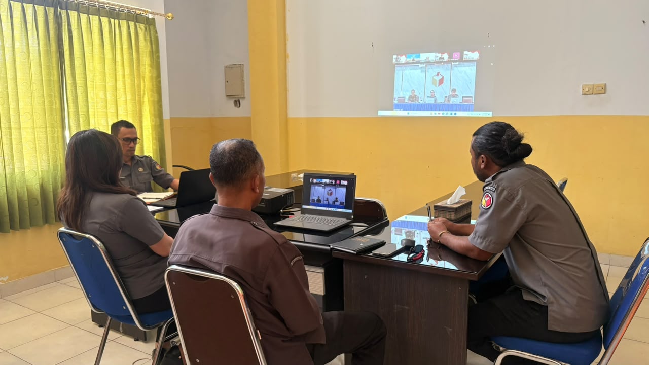 KoordinatorDivisi Hukum dan Penyelesaian Sengketa Bawaslu Kabupaten Kupang Jakaria Senin, S.Sos dan Plh Kasubag Penanganan Pelanggaran dan Penyelesaian Sengketa Angela G. Bupu, S.H serta staf Hukum dan Penyelesaian Sengketa saat mengikuti kegiatan TOS Bawaslu Edisi VII