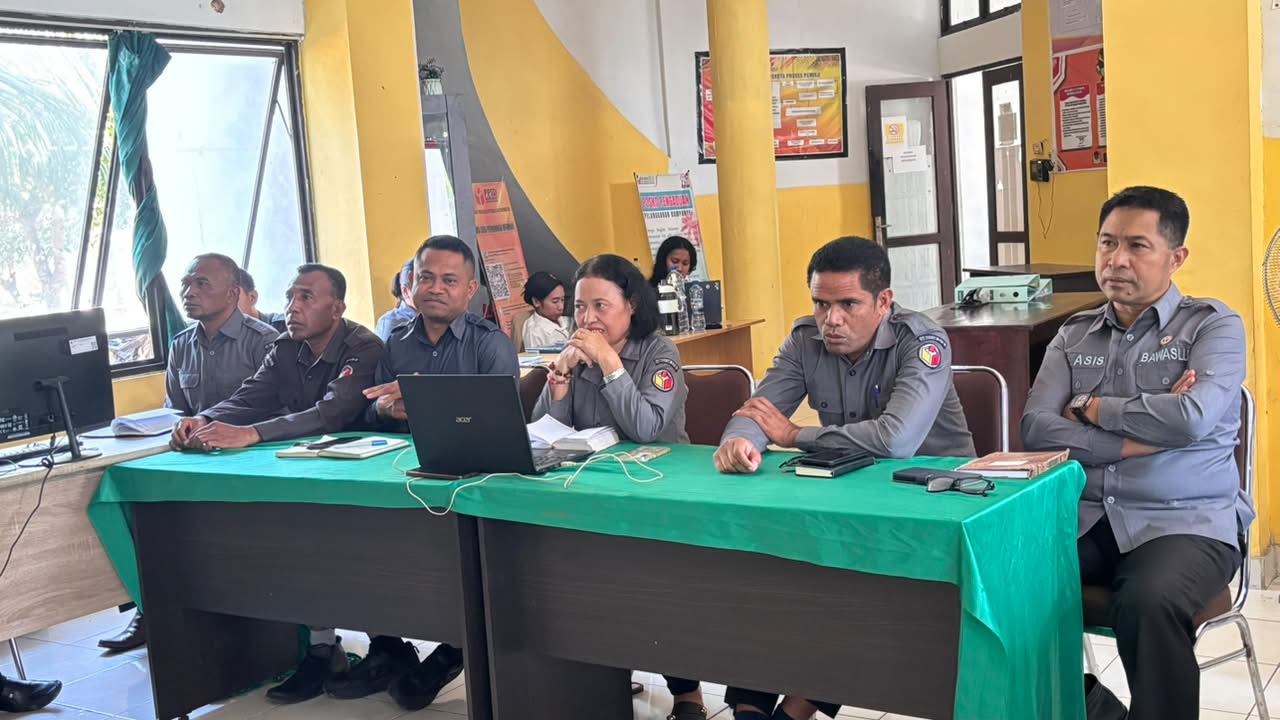 Jajaran Pimpinan Bawaslu Kabupaten Kupang saat memimpin kegiatan Internalisasi Metode Uji Petik dalam Pengawasan PDPB