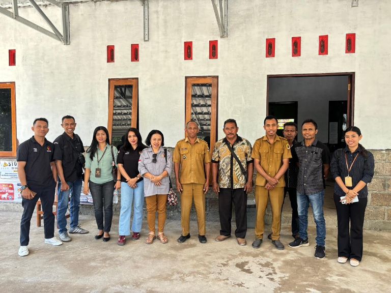 Foto bersama Koordinator Divisi P2H Maria Yulita Sarina, SE dan staf bersama Perangkat Desa Oeltua saat melakukan Konsolidasi Demokrasi