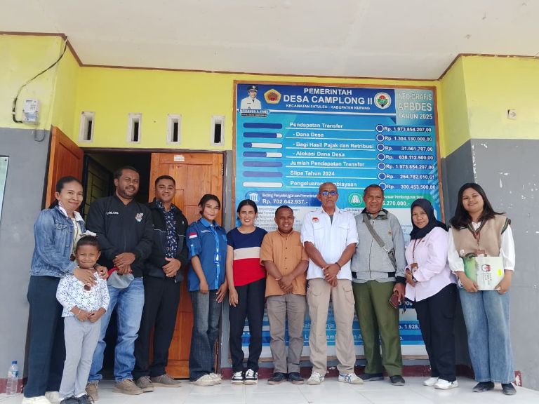 Tim Bawaslu Kabupaten Kupang dan Tim KPU Kabupaten Kupang foto bersama Pemerintah Desa Camplong II saat melakukan Pencocokan dan Penelitian (Coklit) Terbatas