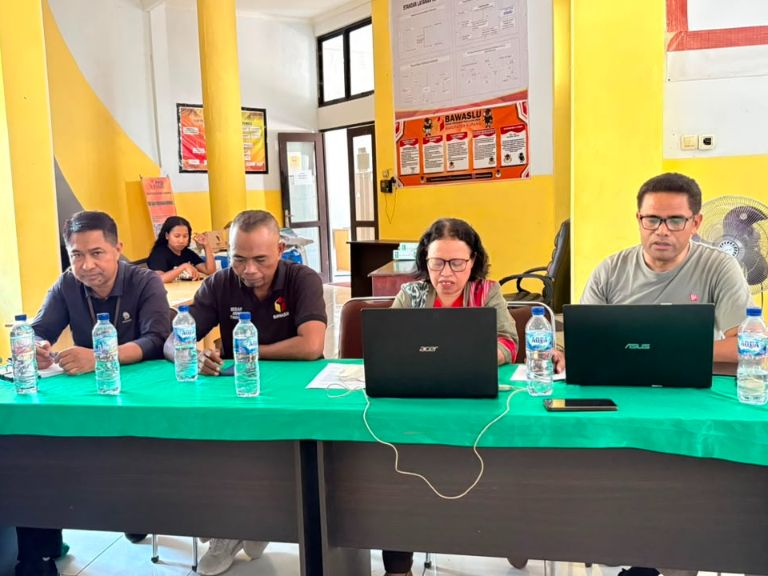 Anggota Bawaslu Kabupaten Kupang Adam Horison Bao, S.H, Maria Yulita Sarina, S.E, Suhardin Anas, S.Pd.I dan Kepala Sekretariat Abdul Asis, S.H. saat memimpin Rapat Pengawasan Pendataan Daftar Pemilih Tetap Berkelanjutan (PDPTB)