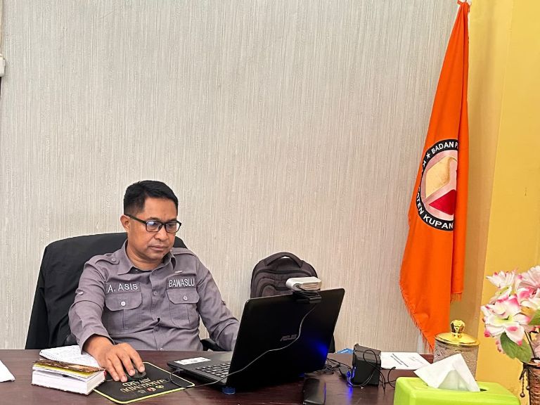Kepala Sekretariat Bawaslu Kabupaten Kupang Abdul Asis,S.H. saat mengikuti Rapat Koordinasi Penguatan Sumber Daya Manusia (SDM) Aparatur Kesekretariatan.
