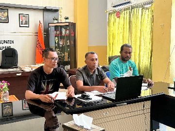 Koordinator Divisi Hukum dan Penyelesaian Sengketa Bawaslu Kabupaten Kupang Jakaria Senin, S.Sos beserta staf saat mengikuti Rapat Sosialisasi Produk Hukum Kepemiluan
