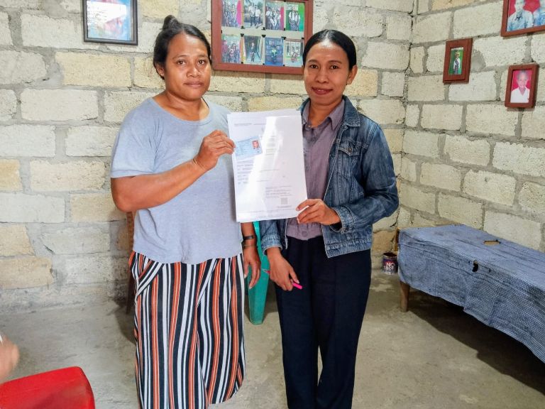 Staf Divisi P2H Bawaslu Kabupaten Kupang Imelda Bendelina Pong, S.Pd. saat melakukan uji petik Pemutakhiran Data Pemilih Berkelanjutan di Kelurahan Naibonat, Kecamatan Kupang Timur.