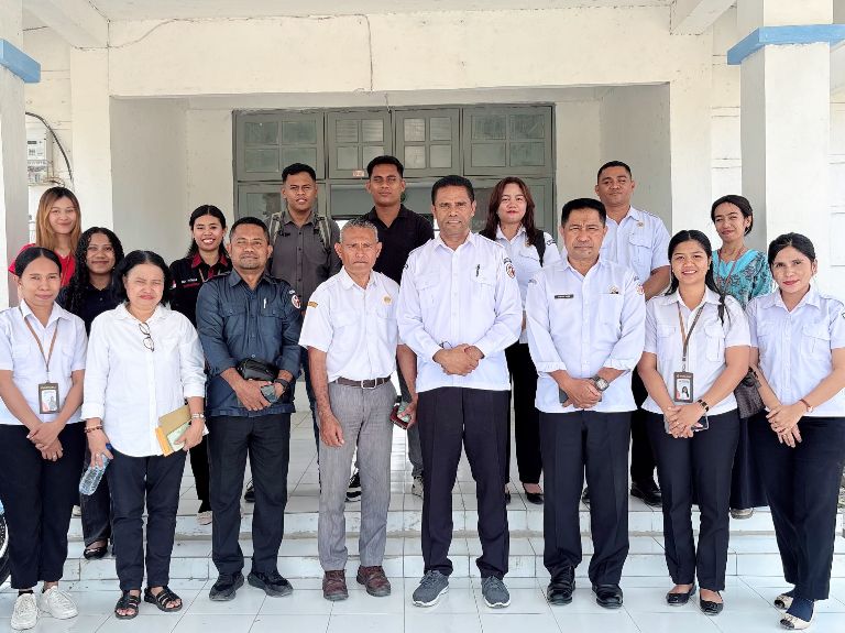 Pimpinan Bawaslu Kabupaten Kupang bersama staf Sekretariat Dan mahasiswa Making Undana foto bersama Pihak Sekolah SMK Never 1 Kabupaten Kupang saat melakukan kegiatan Bawaslu Goes to School 