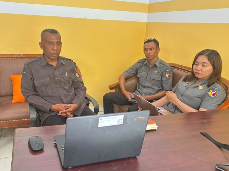 Koordinator Divisi Hukum dan Penyelesaian Sengketa (HPS), Jakaria Senin, S.Sos., Plh. Kepala Subbagian Angela G. Bupu, S.H., serta staf Iwan G.Passu, S.H. saat mengikuti Diskusi Online Temu Obrol Santai Barisan Penyelesaian Sengketa (TOS BARISTA) Tema VIII secara daring.