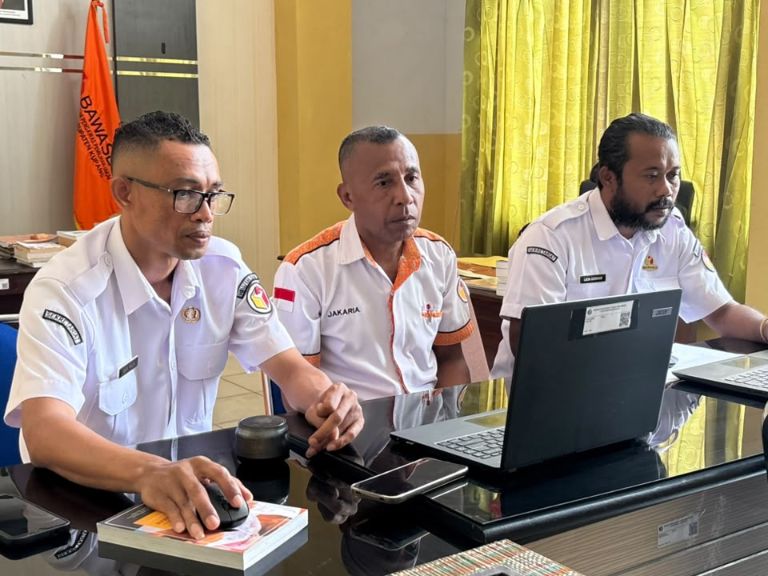 Koordinator Divisi Hukum dan Penyelesaian Sengketa (HPS), Jakaria Senin, S.Sos. serta staf saat mengikuti Rapat Evaluasi Pengelolaan Jaringan Dokumentasi dan Informasi Hukum (JDIH) Triwulan III Tahun 2026 secara daring.
