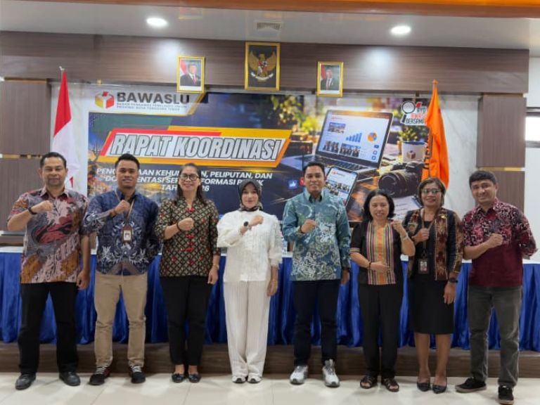 Koordinator Divisi Penanganan Pelanggaran dan Data Informasi (P2H) Maria Yulita Sarina, S.E. saat mengikuti Rapat Koordinasi Pengelolaan Kehumasan, Peliputan, Dokumentasi, dan Informasi Publik di Bawaslu Provinsi Nusa Tenggara Timur