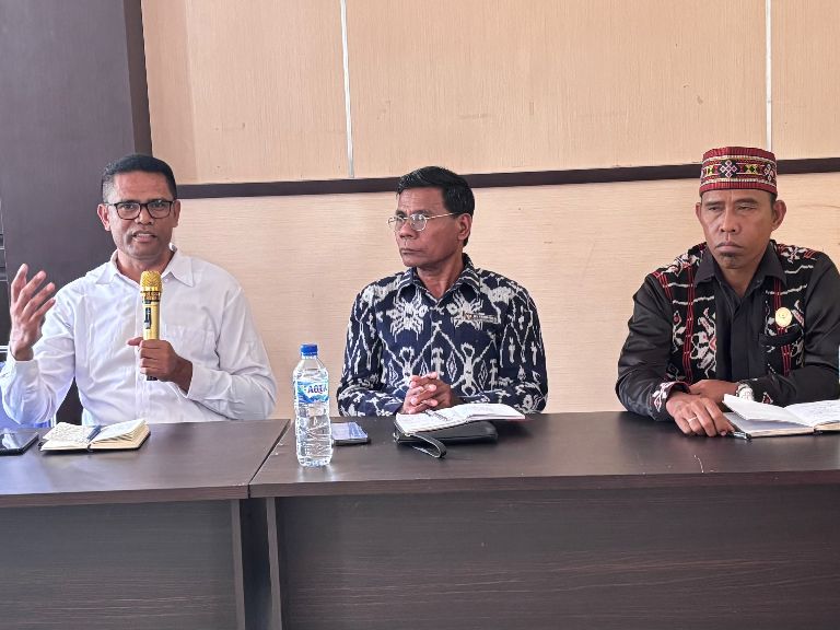 Koordinator Divisi PP Datin Bawaslu Kabupaten Kupang Adam Horizon Bao, S.H. bersama Ketua KI Provinsi NTT Drs. Germanus S.Attawuwur dan Wakil Ketua Agustinus L. B. Baja, S.Sos. saat melakukan review pengelolaan data dan informasi serta pengisian Self Assessment Questionnaire (SAQ).