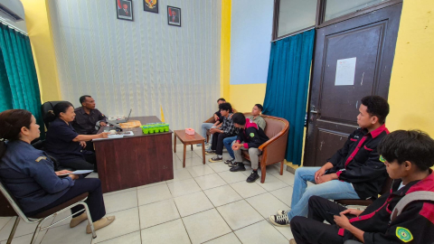 Suasana pembekalan mahasiswa magang Universitas Nusa Cendana (Undana) di Kantor Bawaslu Kabupaten Kupang, saat Koordinator Divisi memberikan penjelasan mengenai tugas dan peran lembaga, Senin (3/11/2025).
