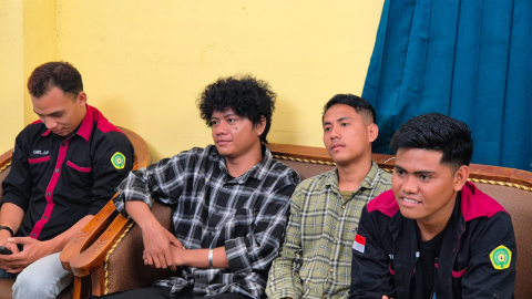 Mahasiswa Undana serius menyimak pembekalan peran dan fungsi Bawaslu di Kantor Bawaslu Kabupaten Kupang, Senin (3/11/2025).