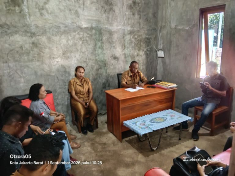 Koordinator Divisi Pencegahan Bawaslu Kabupaten Kupang Maria Yulita Sarina, S.E. dan staf Sekretariat bersama Pemerintah Desa Oeltua saat melakukan Konsolidasi Demokrasi