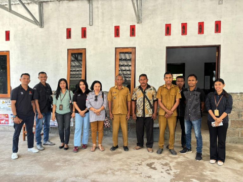 Foto bersama Koordinator Divisi P2H Maria Yulita Sarina, SE dan staf bersama Perangkat Desa Oeltua saat melakukan Konsolidasi Demokrasi