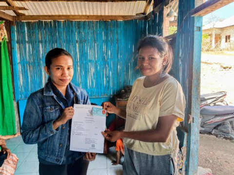 Staf Divisi Pencegahan, Parmas dan Humas Bawaslu Kabupaten Kupang Imelda Pong melakukan Uji Petik terhadap Pemutakhiran Data Pemilih Berkelanjutan (PDPB)